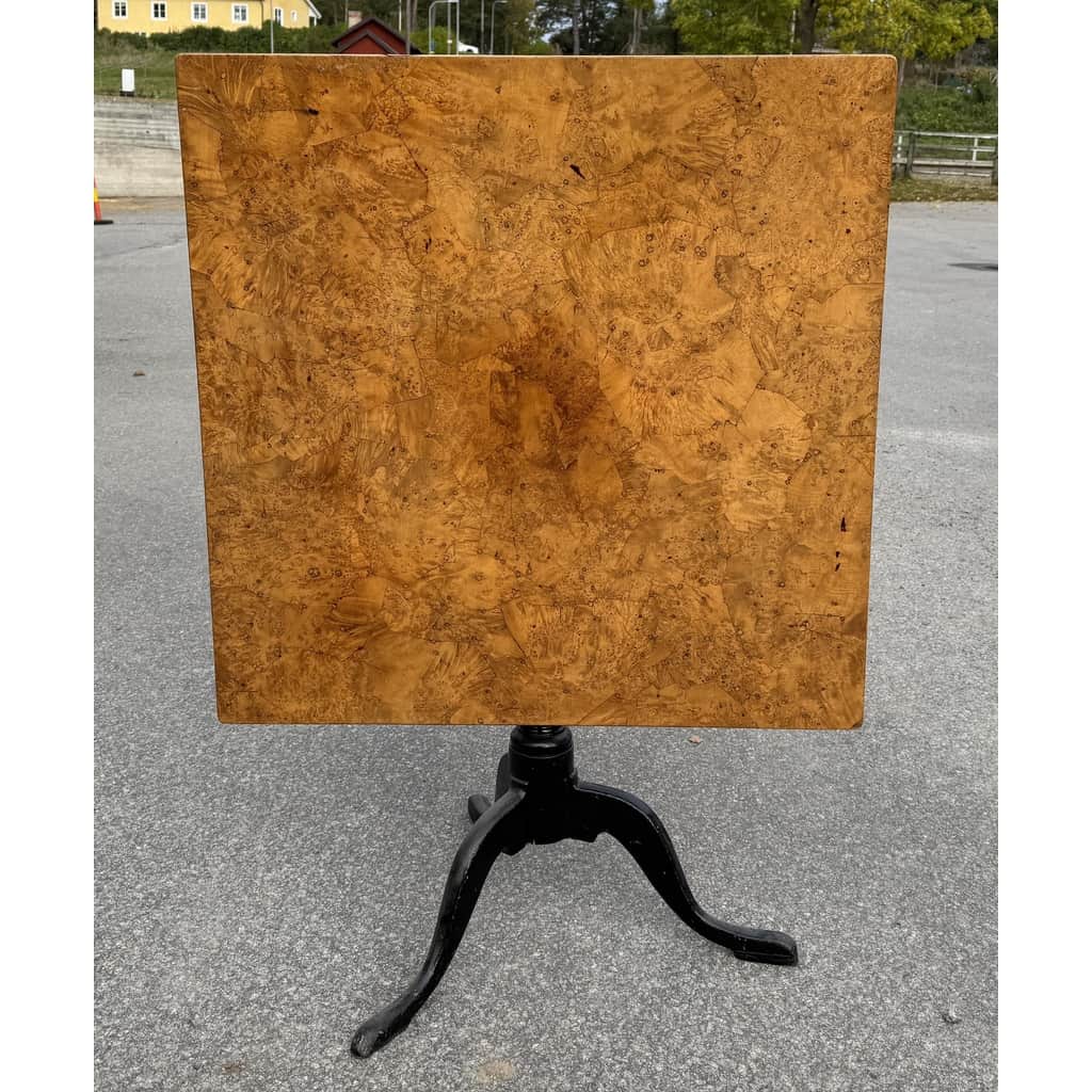 Vackert fällbord i alrot