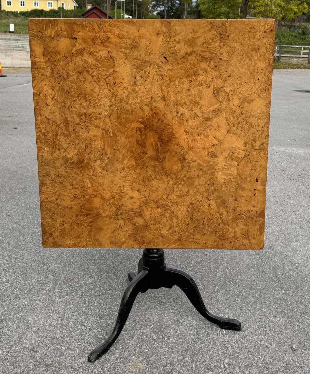 Vackert fällbord i alrot