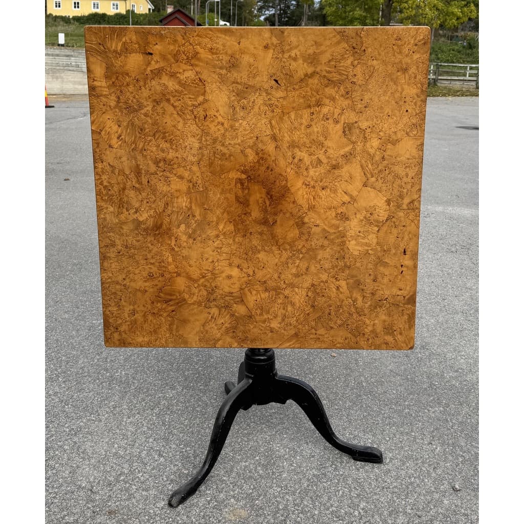 Vackert fällbord i alrot