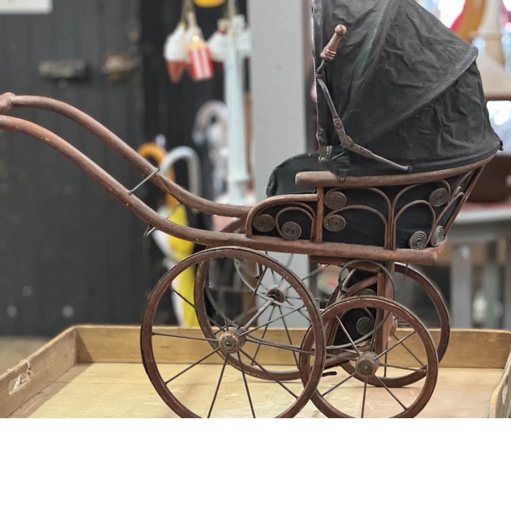 barnvagn / dockvagn 1800 tal – begagnad inredning hos ReFurn Lidingö