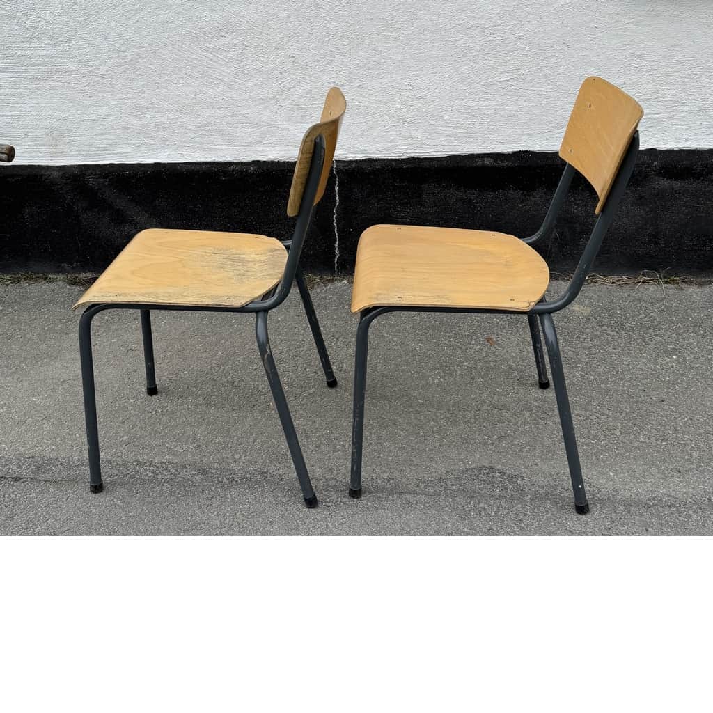 Ett par stapelbara stolar