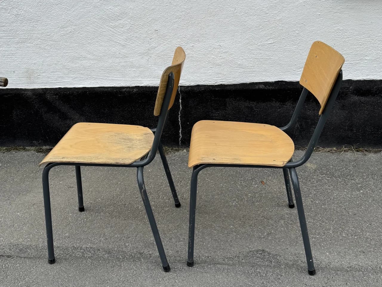 Ett par stapelbara stolar