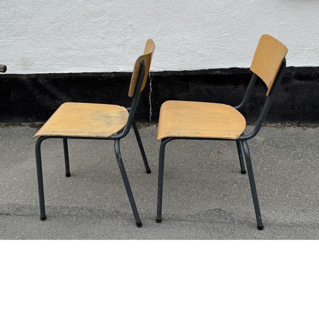 Ett par stapelbara stolar