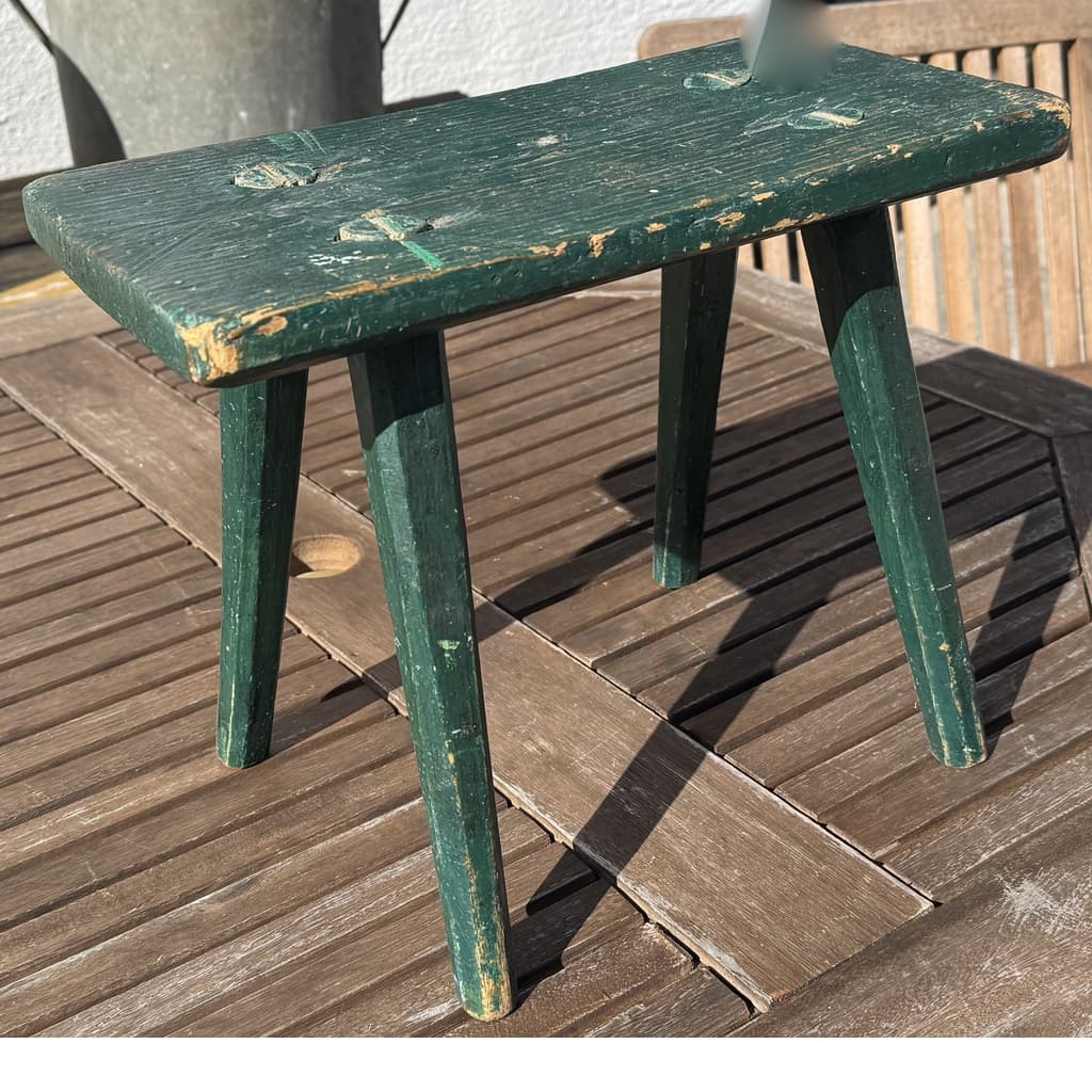 Vacker liten grön allmoge pall