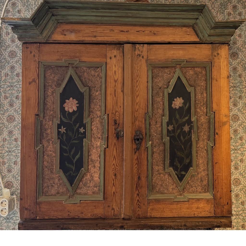 Vackert väggskåp barock, 1700 tal Rättvik – begagnad hyllor & förvaring hos ReFurn Lidingö