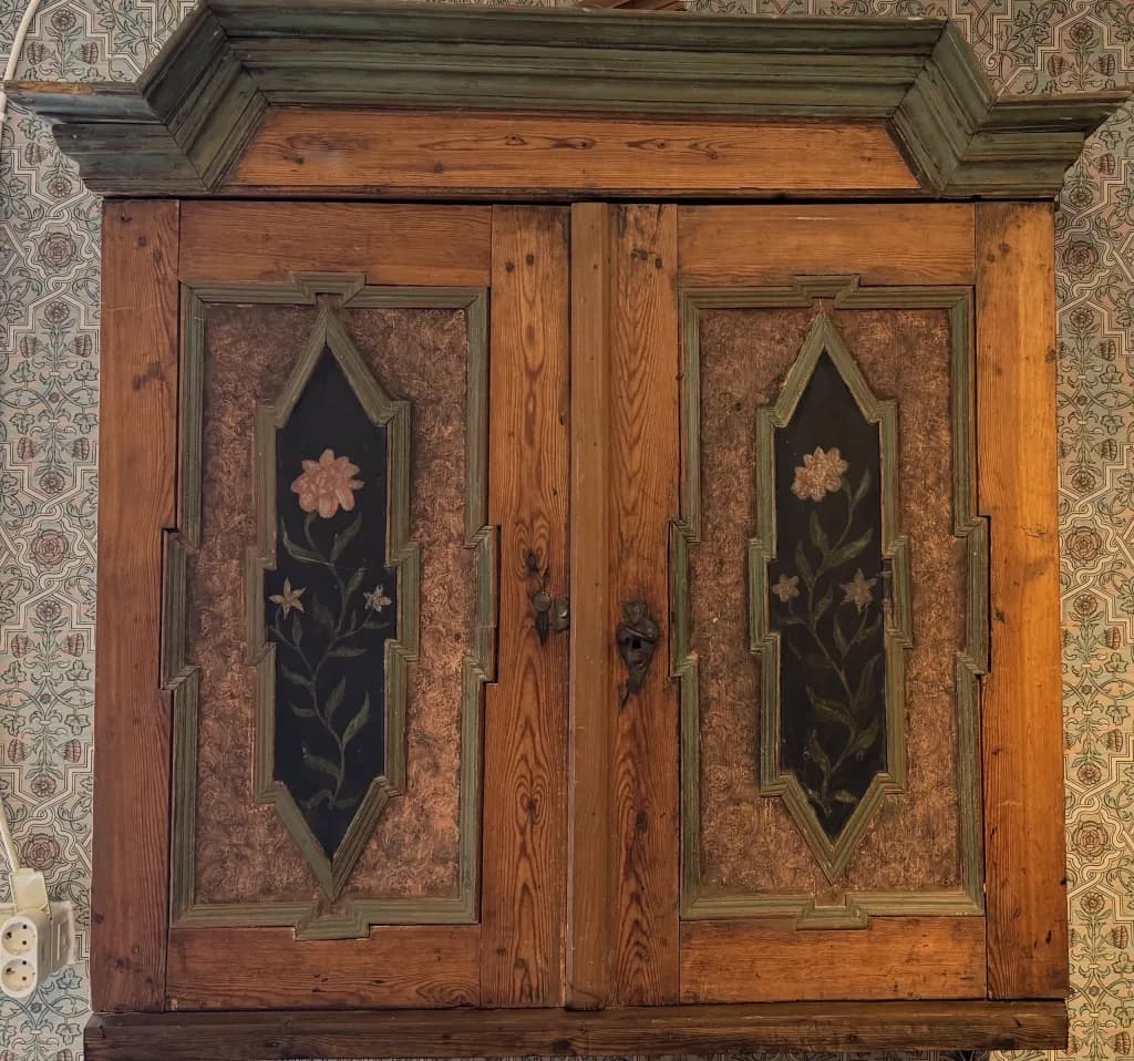 Vackert väggskåp barock, 1700 tal Rättvik