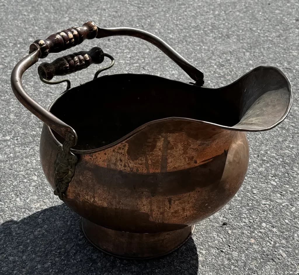 Härlig kolhämtare med trä-handtag