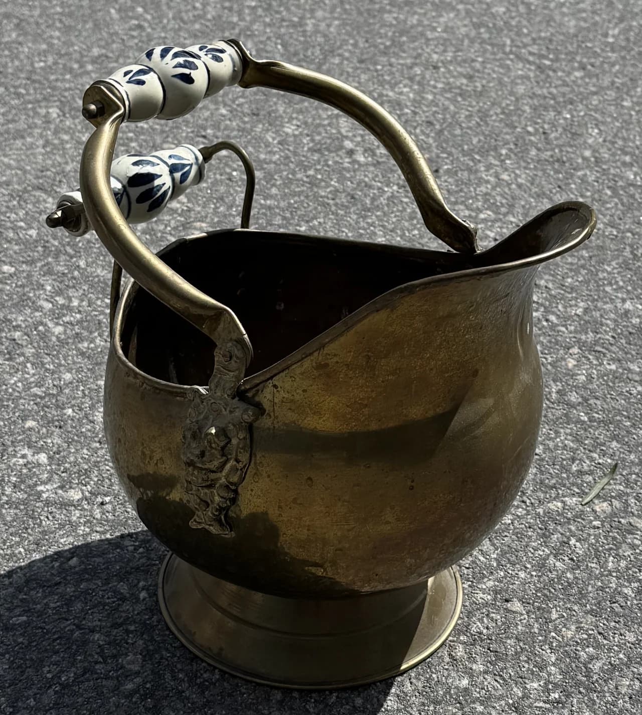 Läcker kolhämtare, mässing med porslinhandtag