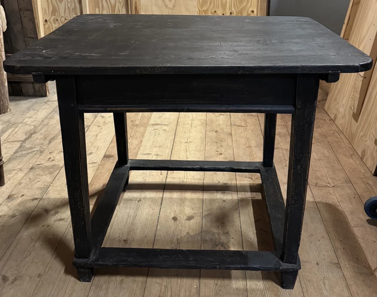 Läckert svart bord / köksö med liten låda