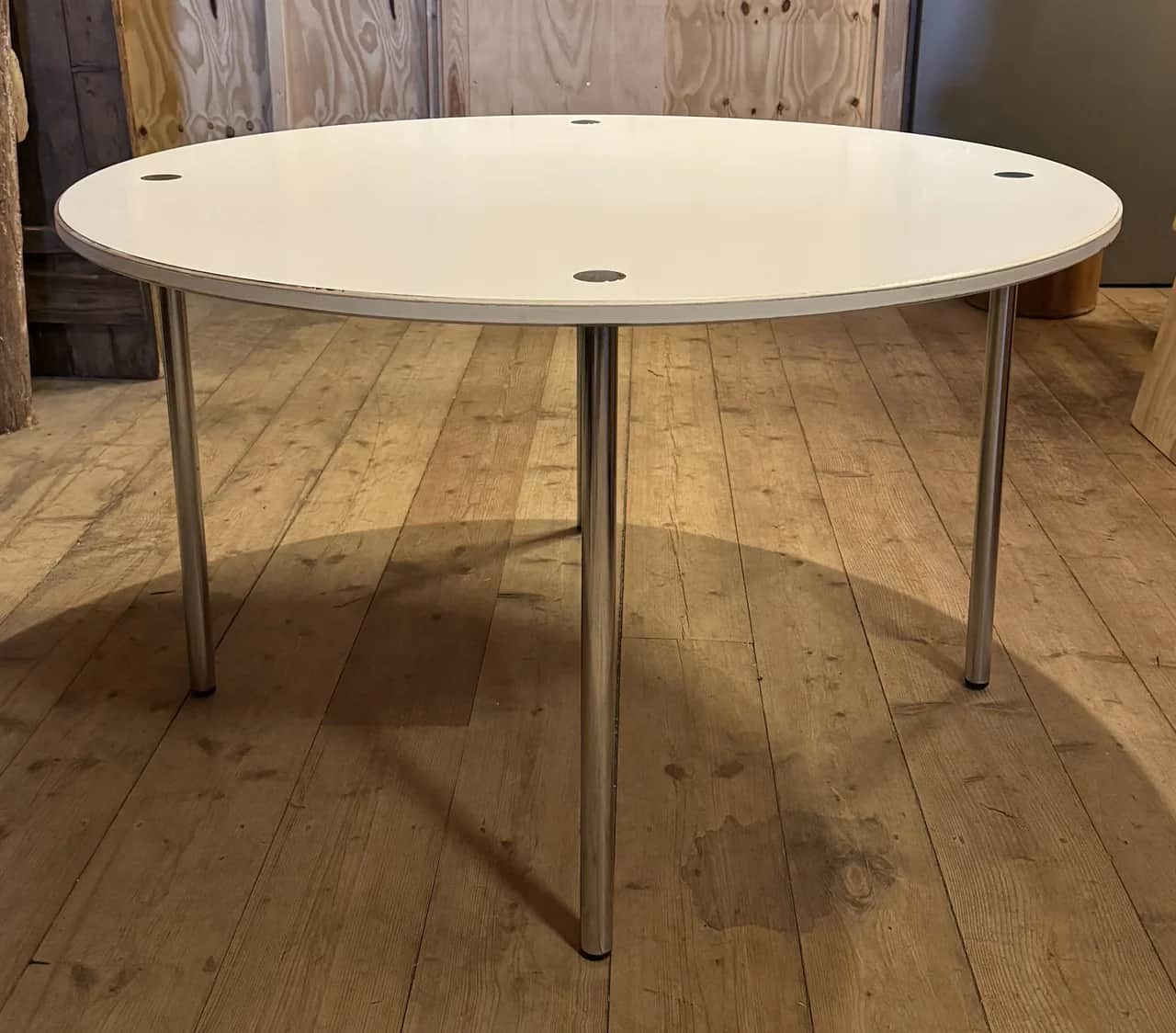 Vitt runt matbord med kromade ben