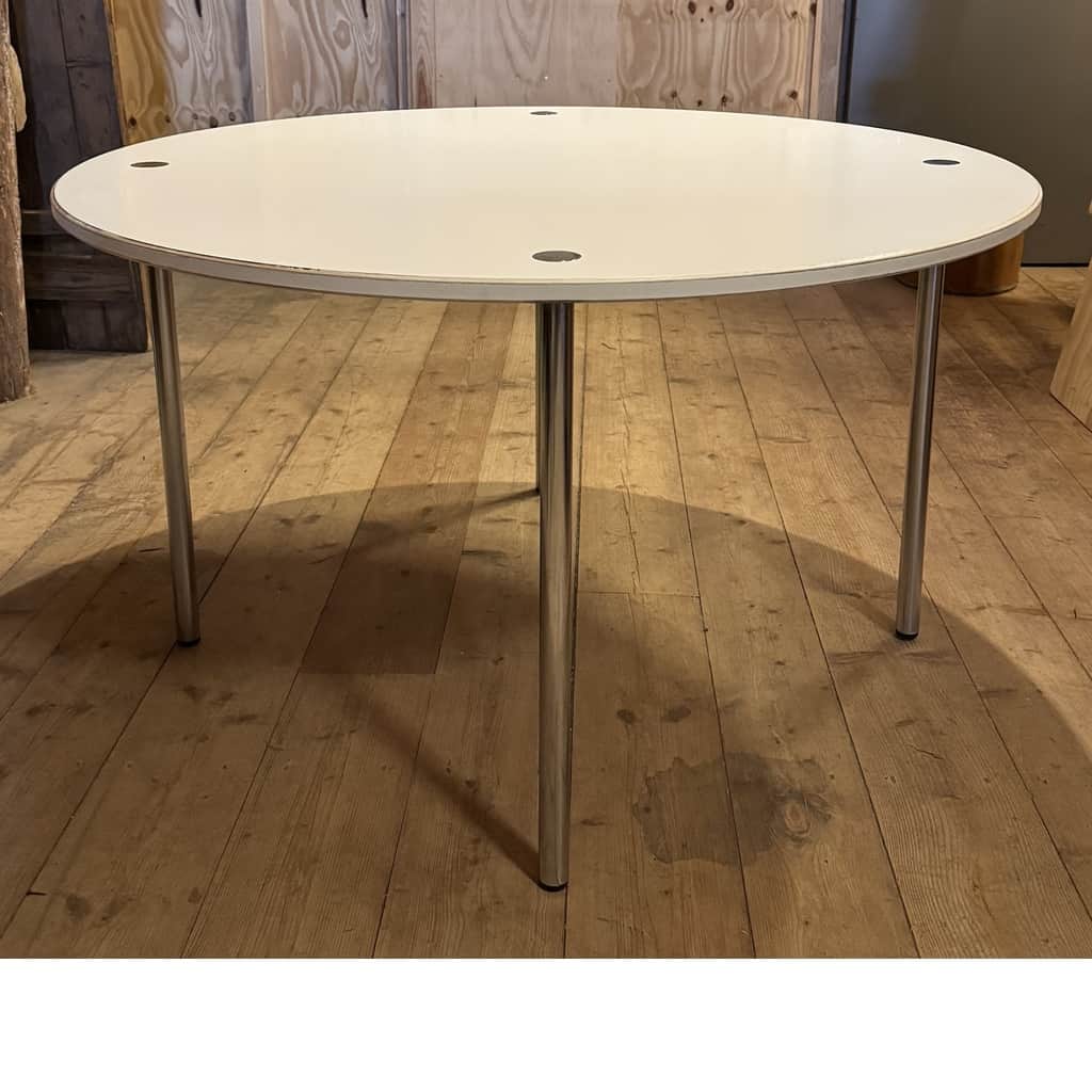 Vitt runt matbord med kromade ben – begagnad bord & stolar hos ReFurn Lidingö
