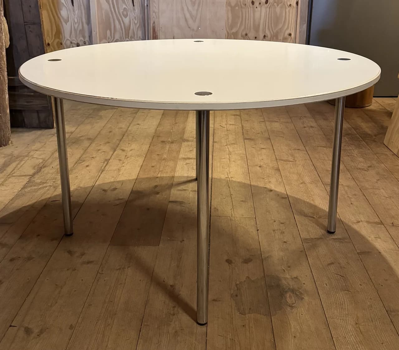 Vitt runt matbord med kromade ben