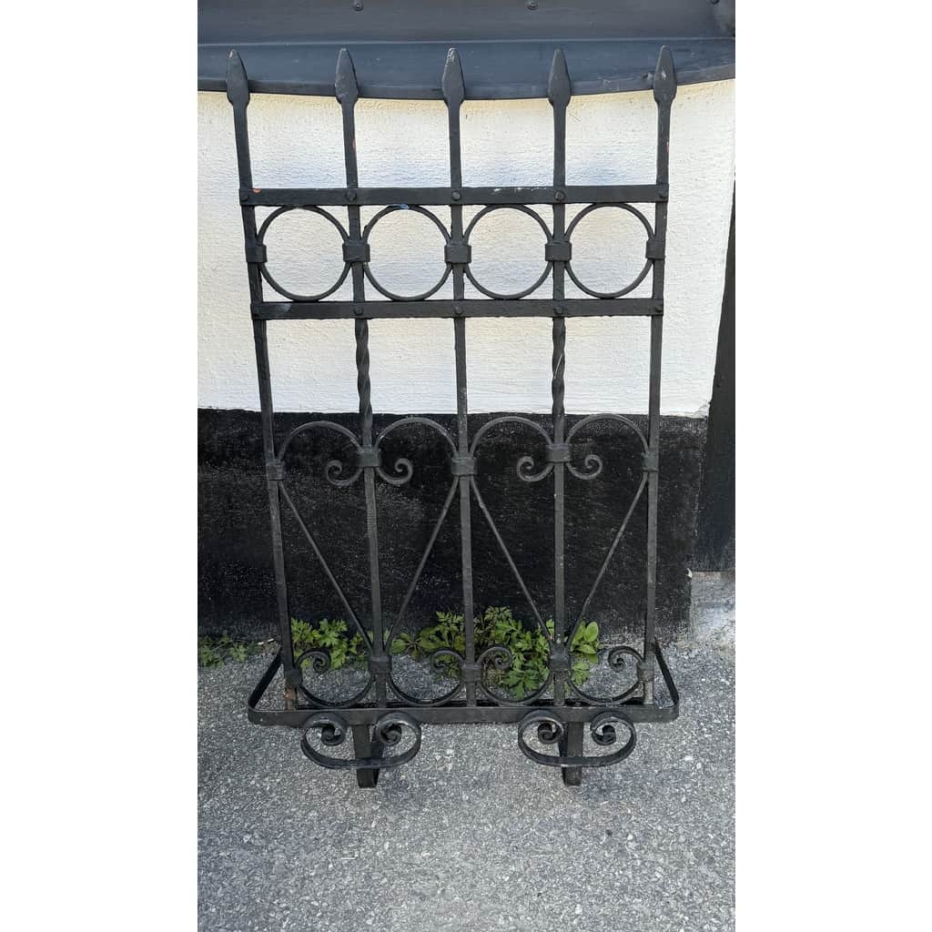 Vackert galler i smidesjärn med blomhylla – begagnad trädgård hos ReFurn Lidingö