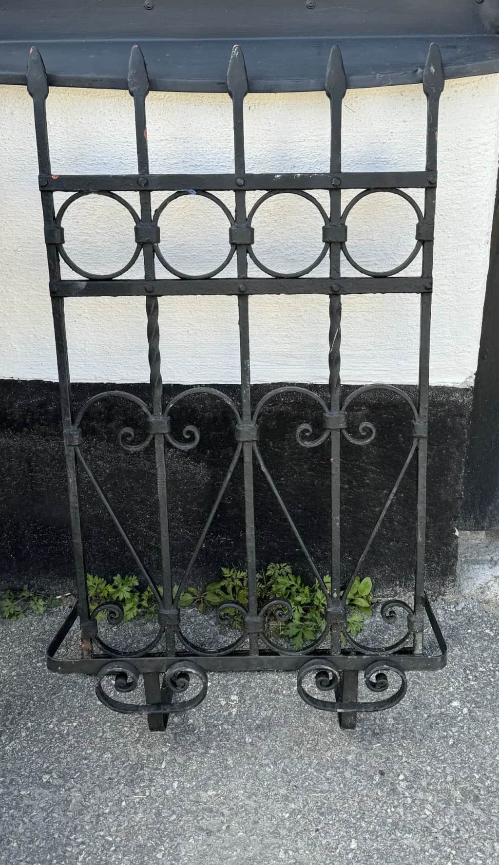 Vackert galler i smidesjärn med blomhylla