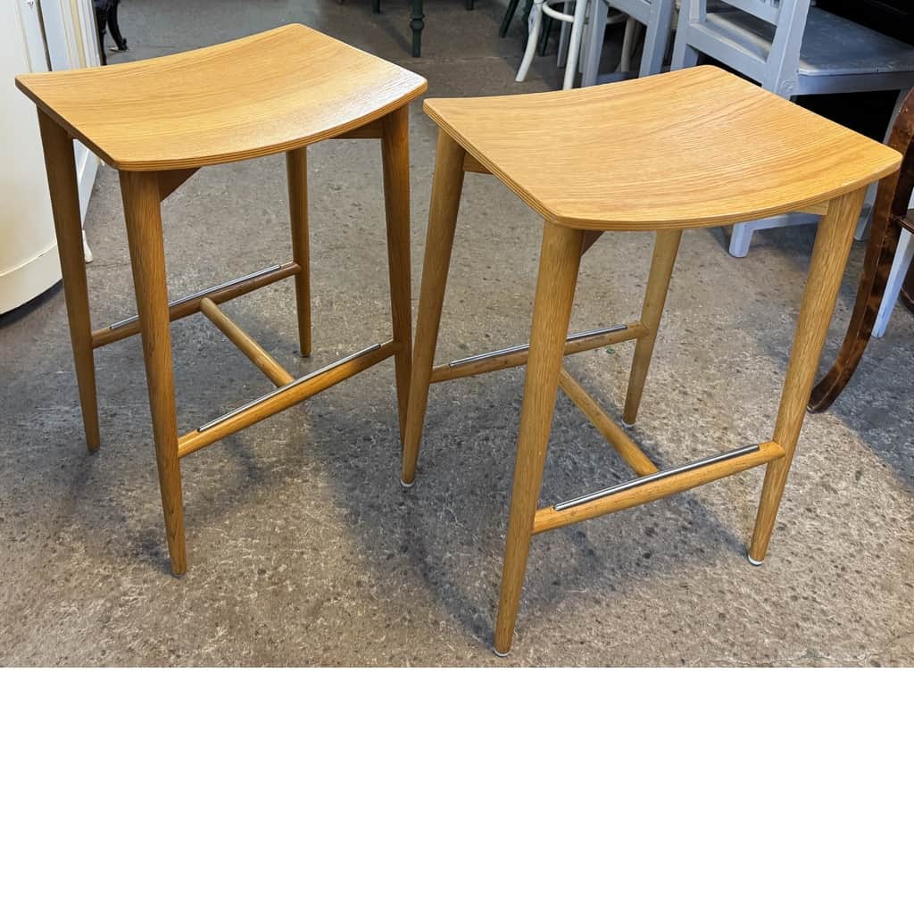 Två pallar, Jonas Lindwal, "Oak" – begagnad bord & stolar hos ReFurn Lidingö