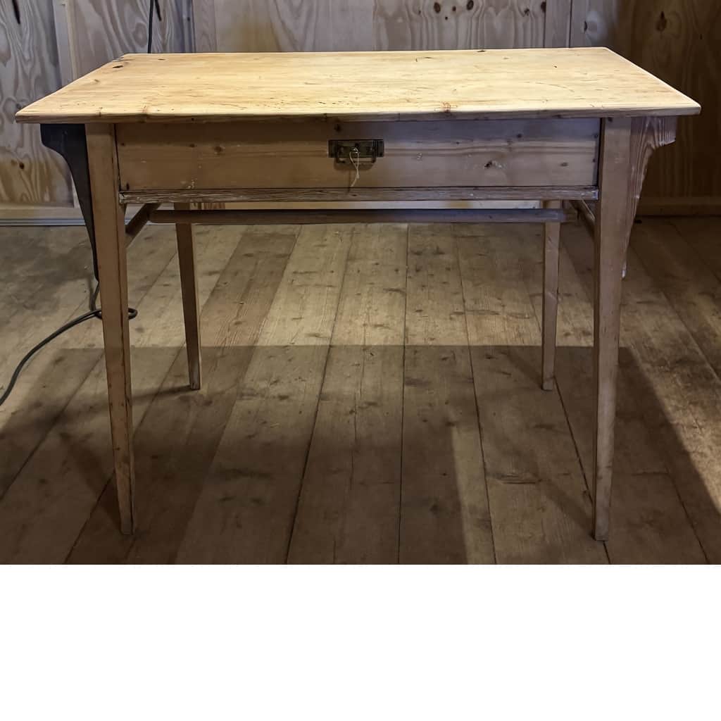 Fint skrivbord / bord med låda och hylla – begagnad bord & stolar hos ReFurn Lidingö