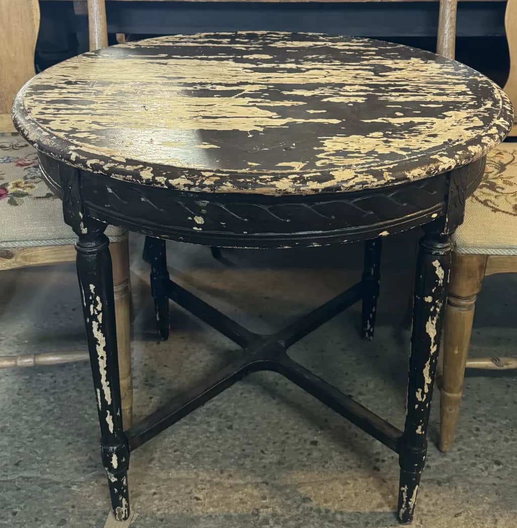 Läckert bord, shabby chic – begagnad bord & stolar hos ReFurn Lidingö