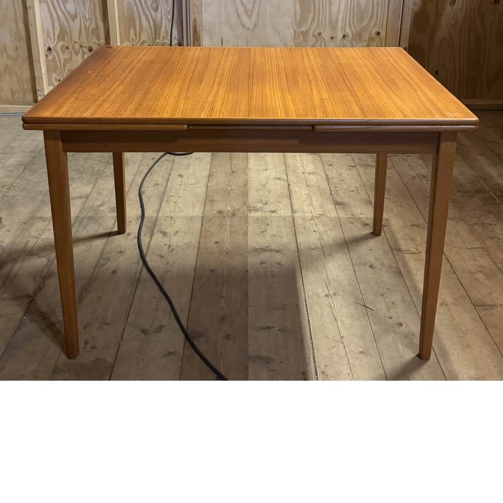 Härligt matbord i teak med utdragbara skivor