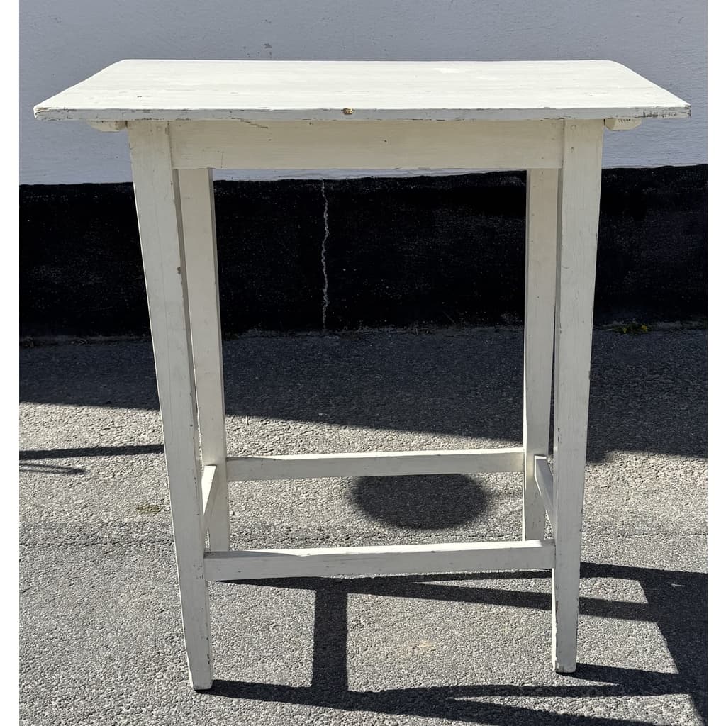 Högt vitt bord